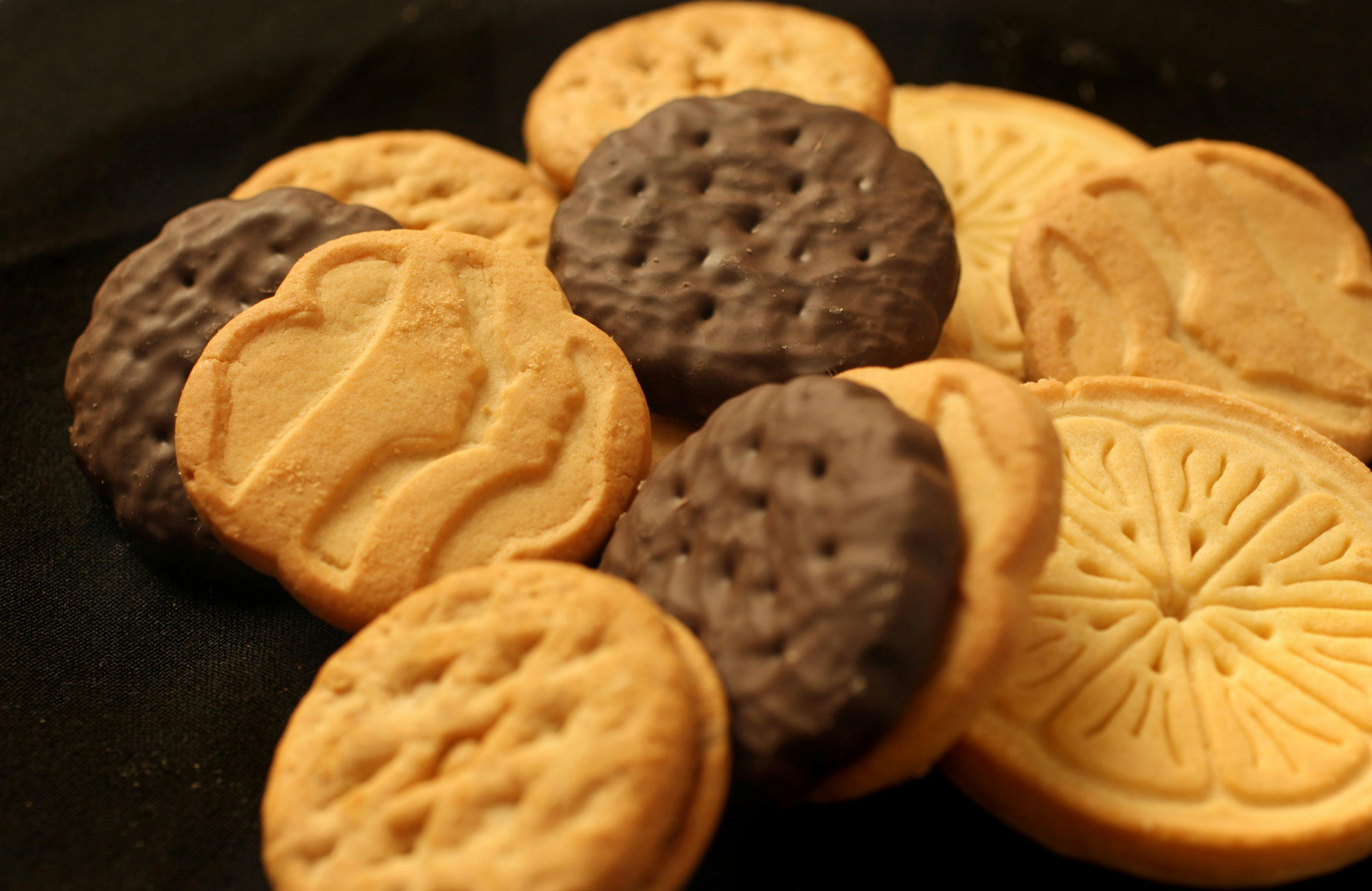 a plate of Girl Scout cookies